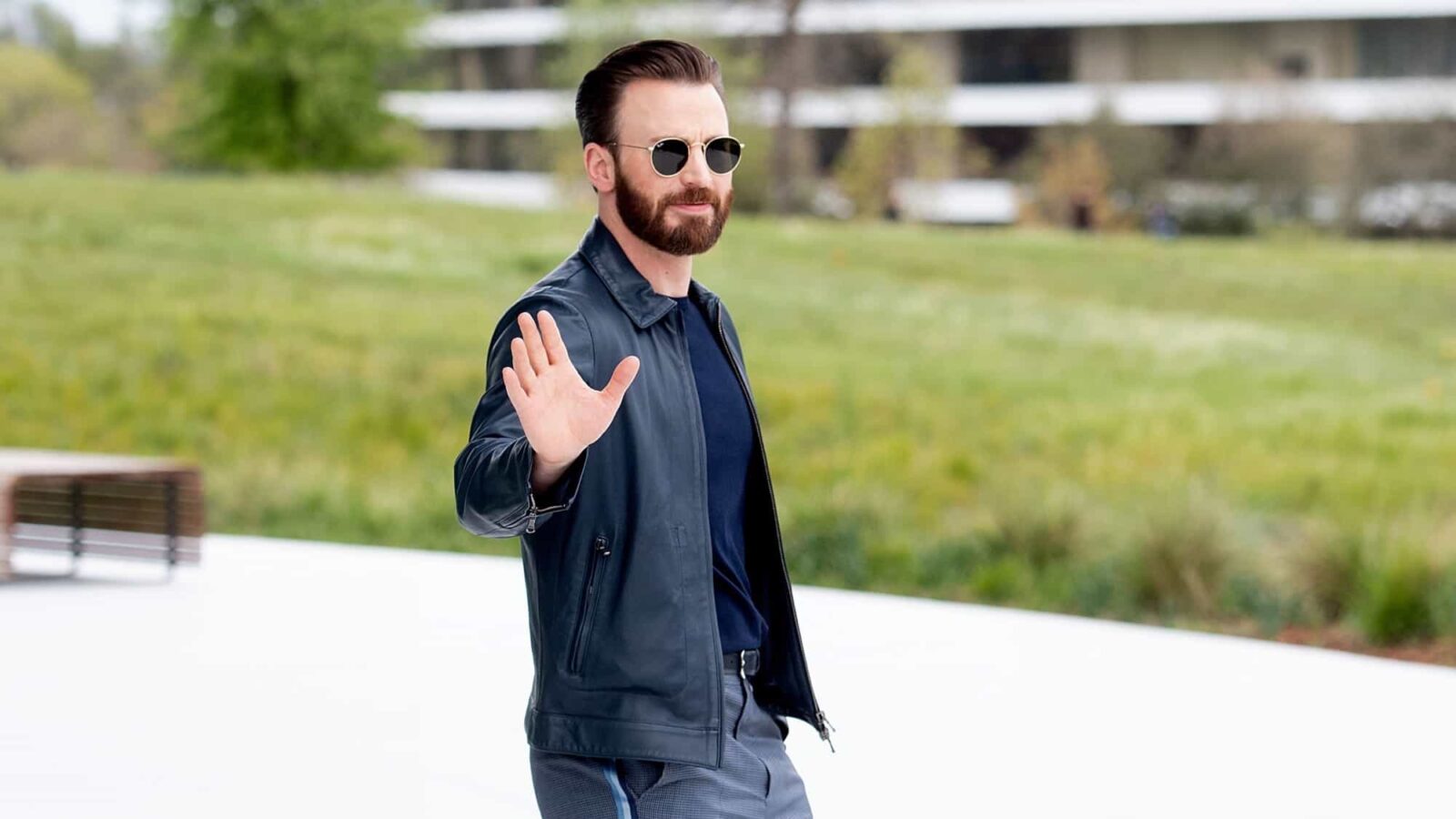 Chris Evans Launching Political Website, May Have to Break Up with Tom Brady 6 Chris Evans Apple