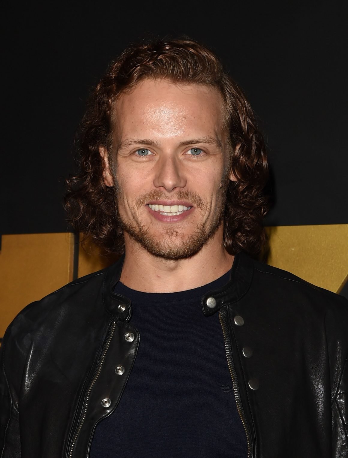 19 Photos of Sam Heughan’s Best Red Carpet Smiles – Socialite Life