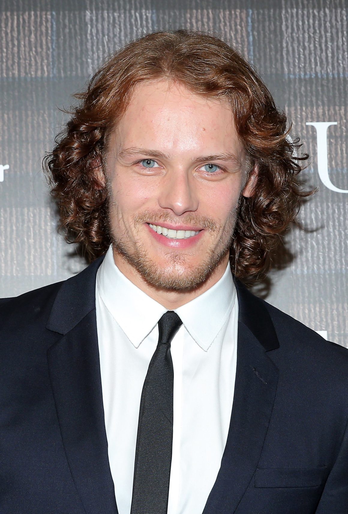 19 Photos of Sam Heughan’s Best Red Carpet Smiles – Socialite Life