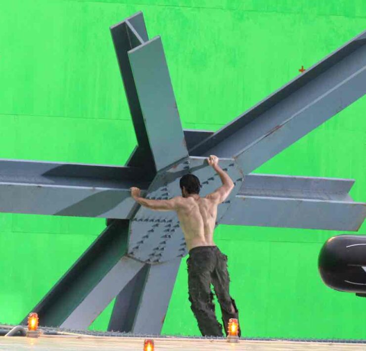 Henry Cavill Showing Off His Physique On Set Of "Man Of Steel"