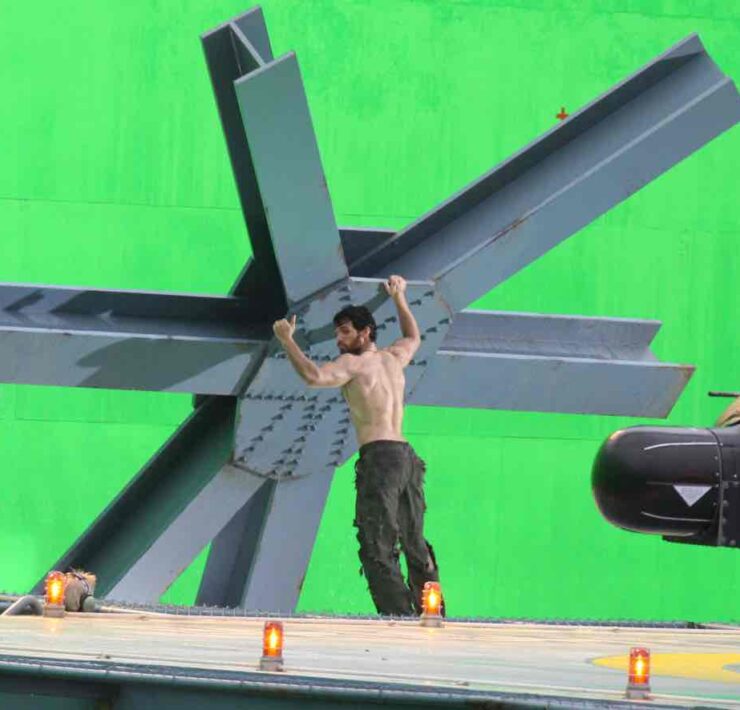 Henry Cavill Showing Off His Physique On Set Of "Man Of Steel"