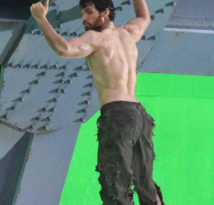 Henry Cavill Showing Off His Physique On Set Of "Man Of Steel"