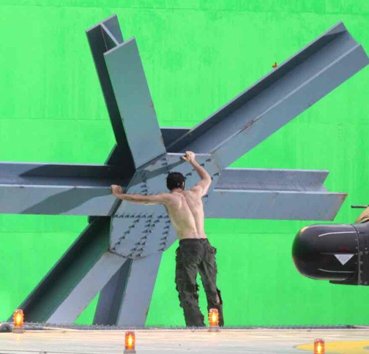 Henry Cavill Showing Off His Physique On Set Of "Man Of Steel"