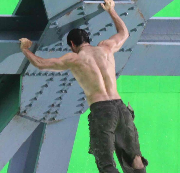 Henry Cavill Showing Off His Physique On Set Of "Man Of Steel"