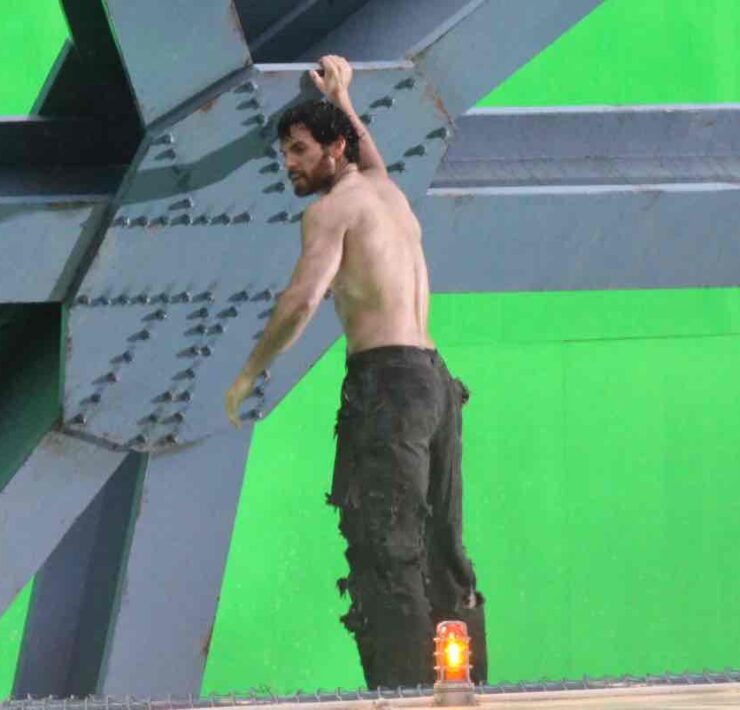 Henry Cavill Showing Off His Physique On Set Of "Man Of Steel"
