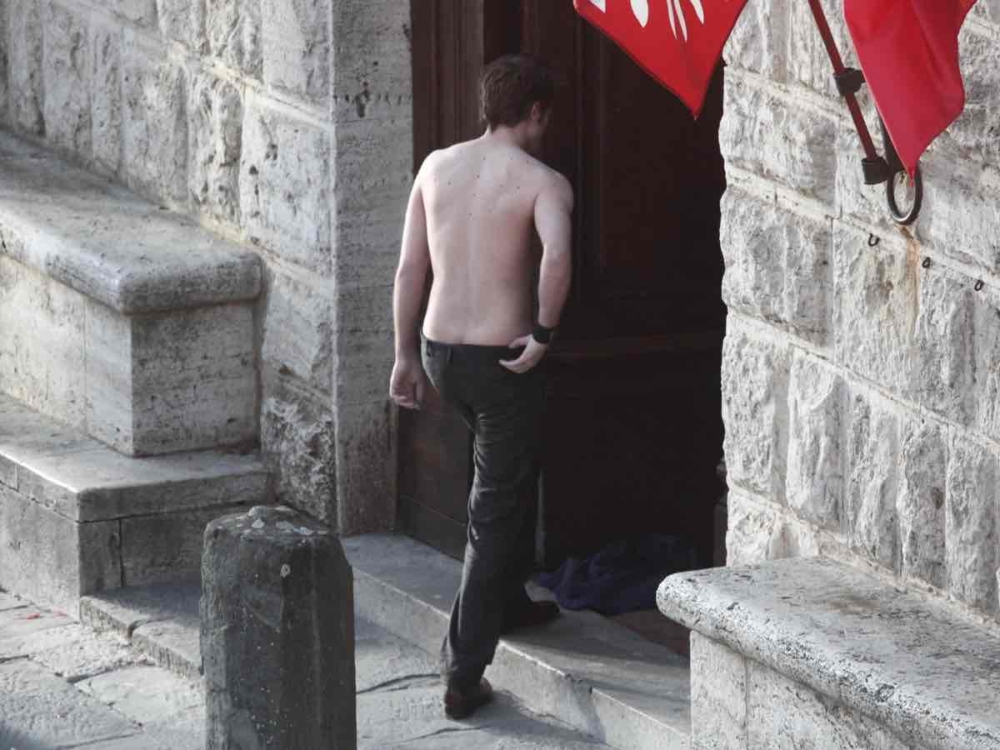 Robert Pattinson Shirtless in Italy While Shooting New Moon.
