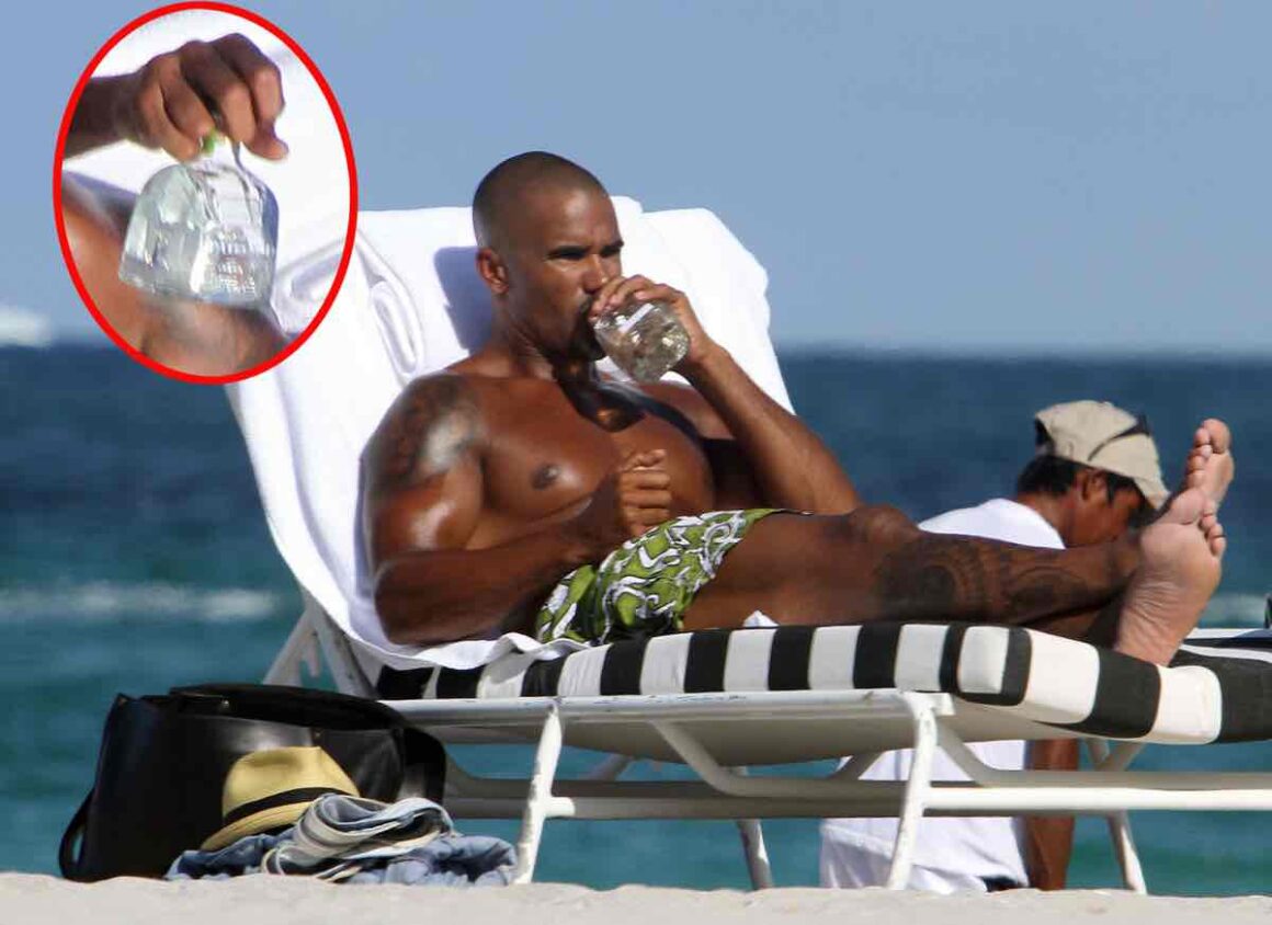Shemar Moore Relaxes Beachside With Tequila.