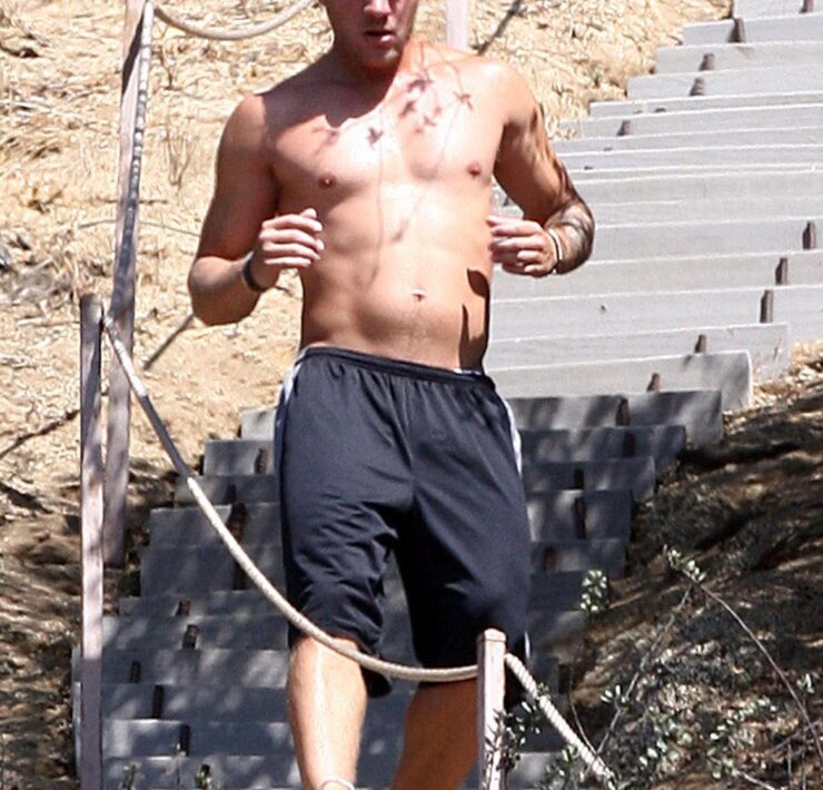 A shirtless Ryan Phillippe works out in the Hollywood Hills