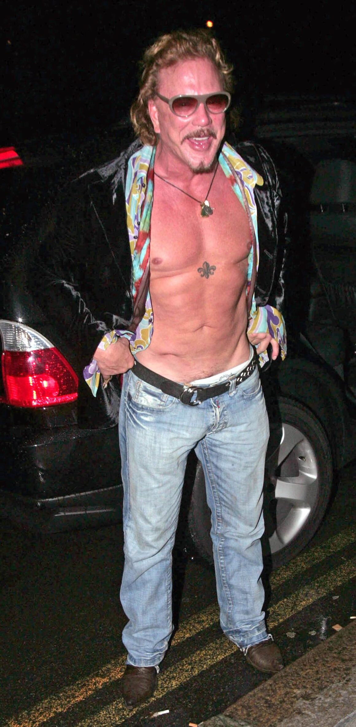 Mickey Rourke lost his shirt