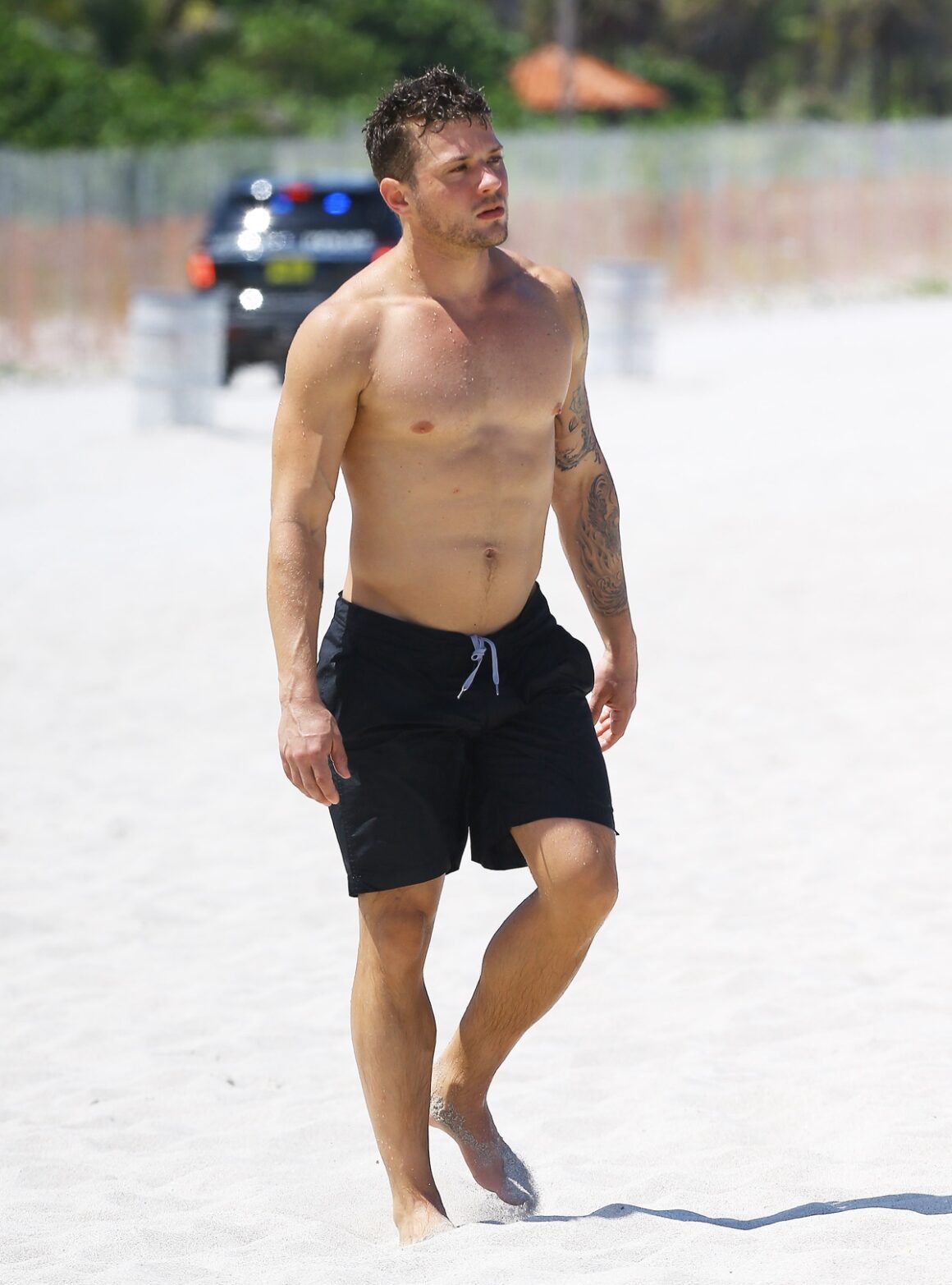 Enjoy these shirtless beach photos of Ryan Phillippe.