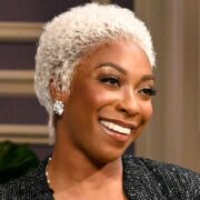 Dionne Warwick is a surprise guest on SNL’s The Dionne Warwick Show — WATCH