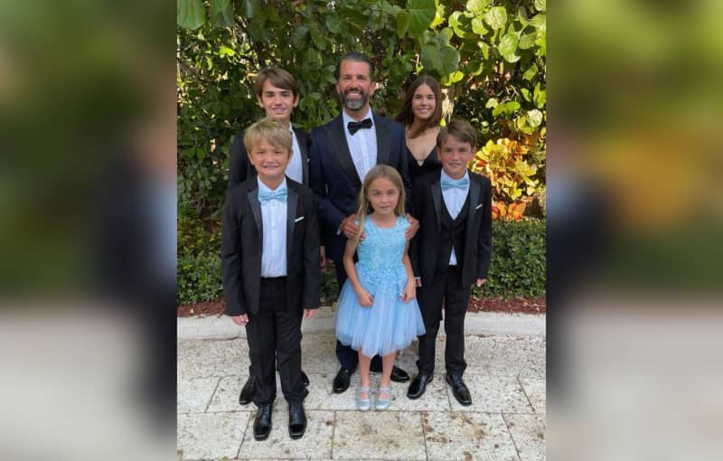 Urusan keluarga!  Ivanka, Don Jr. & Eric Trump berpose bersama keluarga di pernikahan Mar-A-Lago Tiffany Trump — Foto – Kehidupan Sosialita