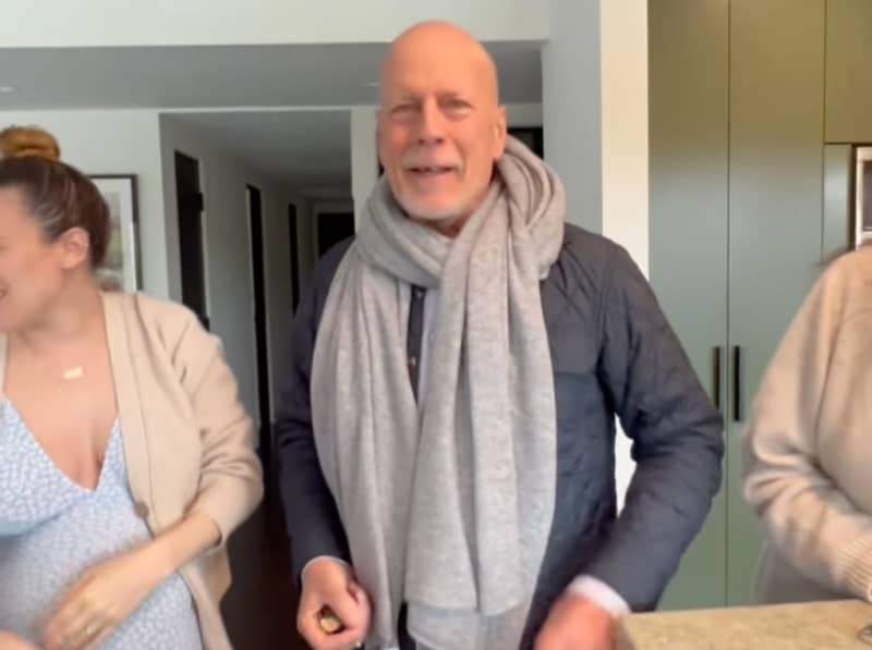 Bruce Willis berbicara untuk pertama kalinya setelah diagnosis demensia dalam video candid merayakan ulang tahun ke-68 – Socialite Life