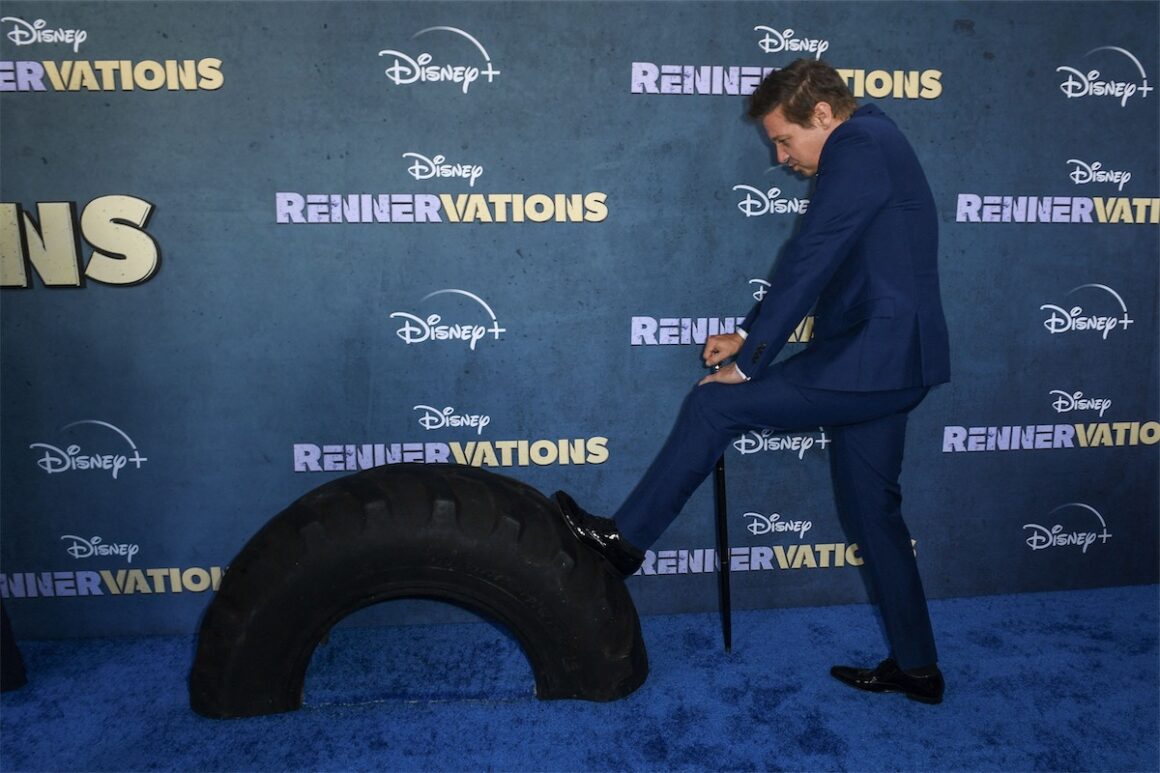 Jeremy Renner berjalan di karpet merah di pemutaran perdana Rennervations