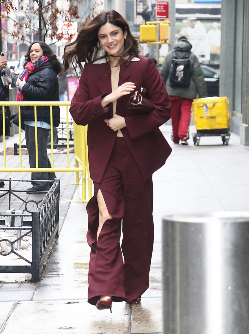 Celeb Snaps — Mindy Kaling, Kate Hudson, Timothée Chalamet, Melanie ...