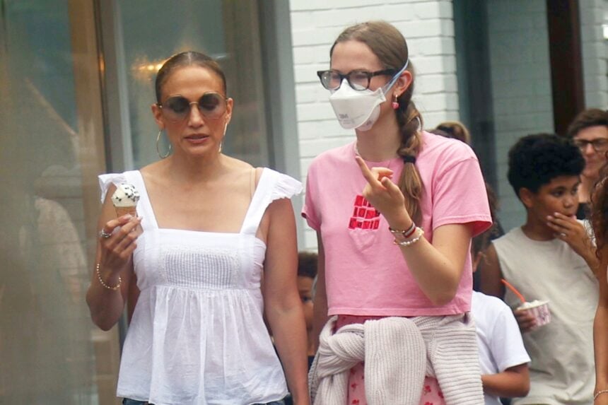 Jennifer Lopez And Violet Affleck Grab Ice Cream In The Hamptons
