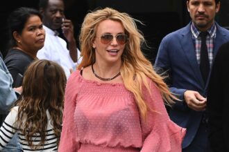 Britney Spears Having Lunch at the Societe Restaurant