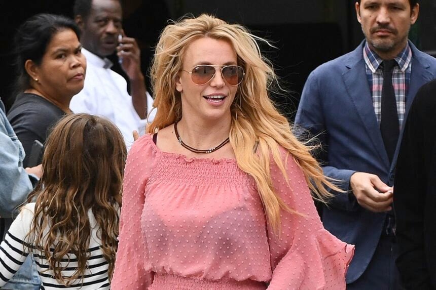 Britney Spears Having Lunch at the Societe Restaurant