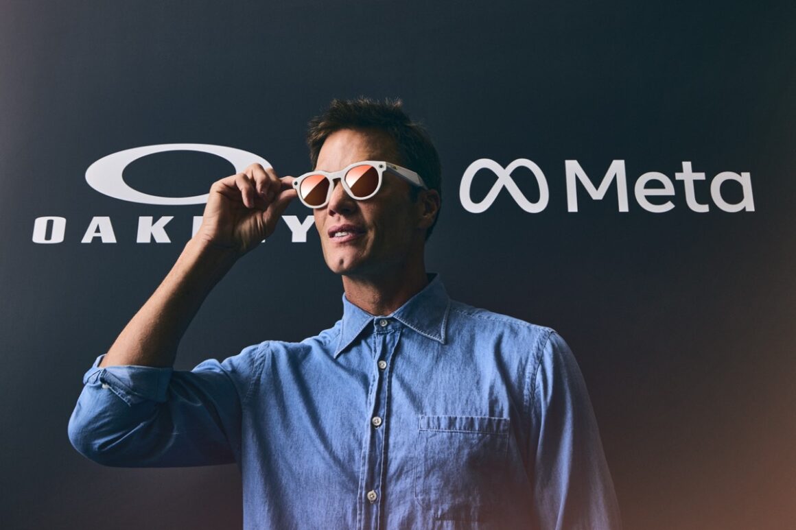 Oakley Meta HSTN glasses