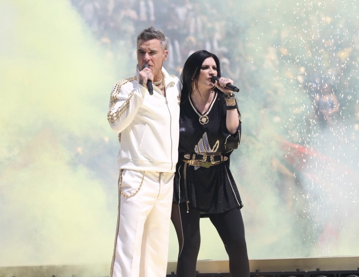 Robbie Williams And Laura Pausini Perform At The Chelsea Vs PSG Finals at FIFA Club World Cup 2025