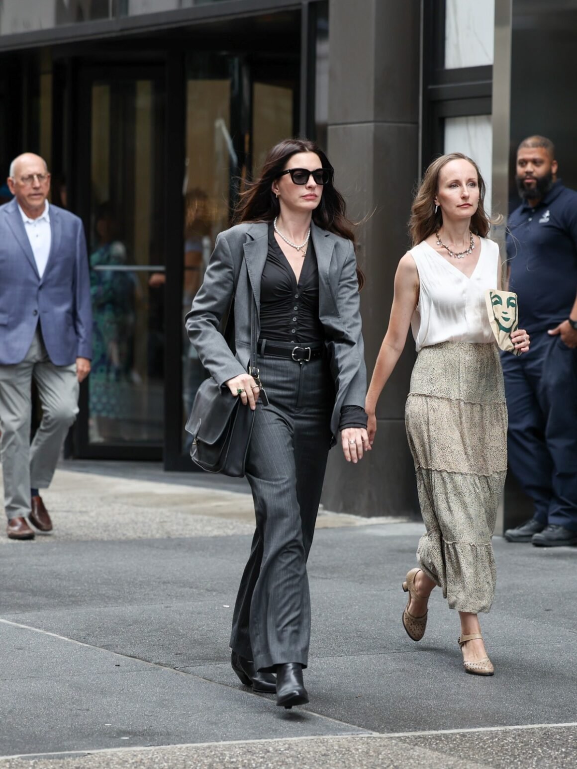 Anne Hathaway filming on ‘The Devil Wears Prada 2’ set in New York City
