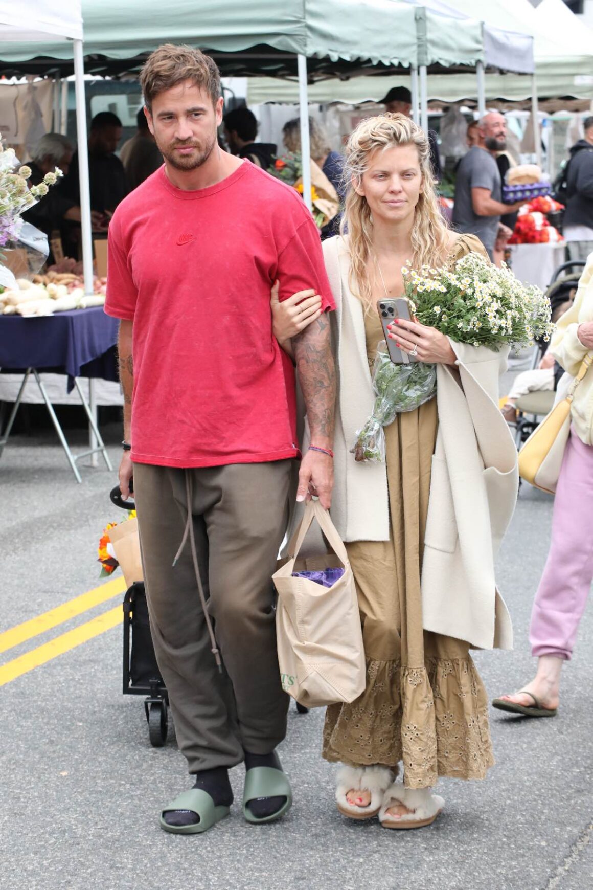 Celebrities Shopping At The Farmers Market In Studio City