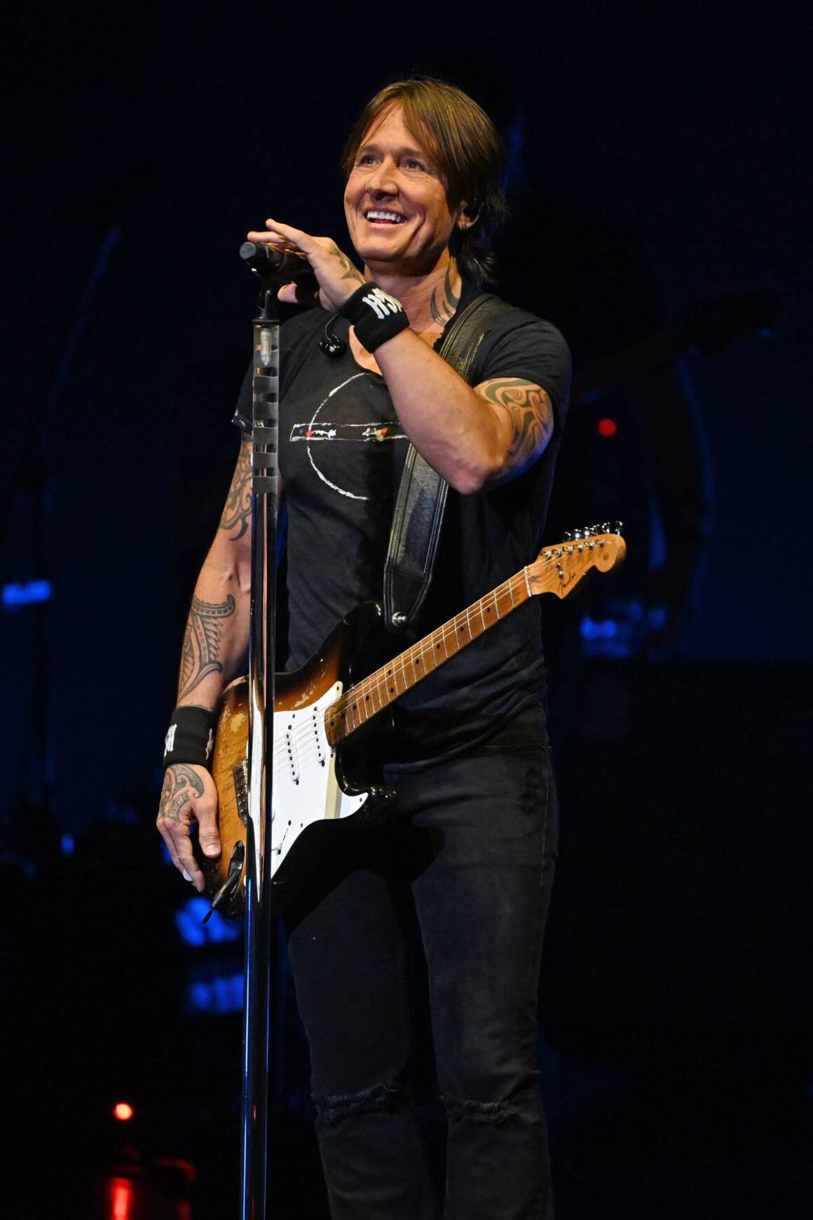 Celeb Snaps: François Arnaud at the Las Culturistas Culture Awards, Plus Ciara Miller, Jamie Campbell Bower, Kurt Russell, Michelle Pfeiffer, and More 37 Keith Urban performs live in Florida