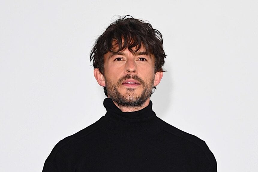 Jonathan Bailey's New Hair Style Steals the Burberry Front Row With Curly Bangs, Leather Trousers and Pink Shades 1 Jonathan Bailey
