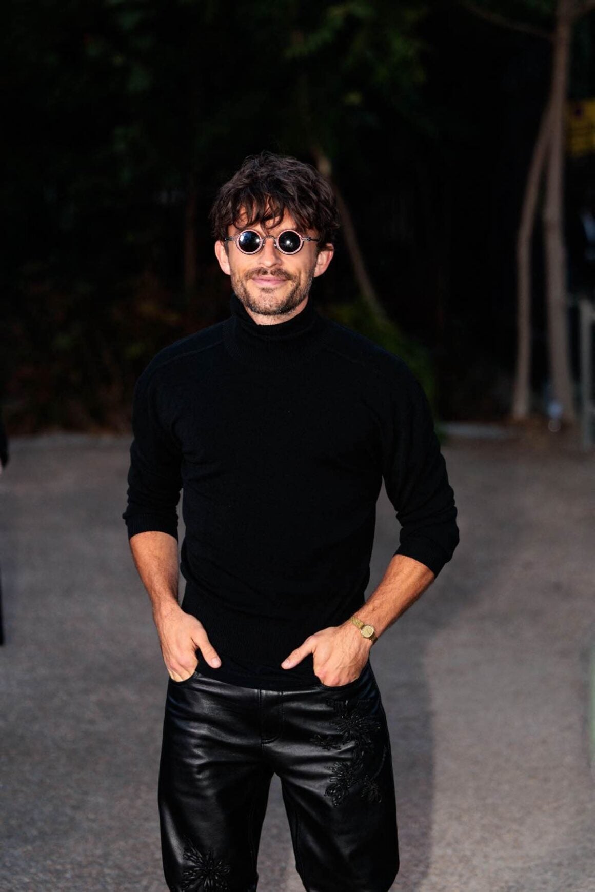 Jonathan Bailey's New Hair Style Steals the Burberry Front Row With Curly Bangs, Leather Trousers and Pink Shades 2 Jonathan Bailey