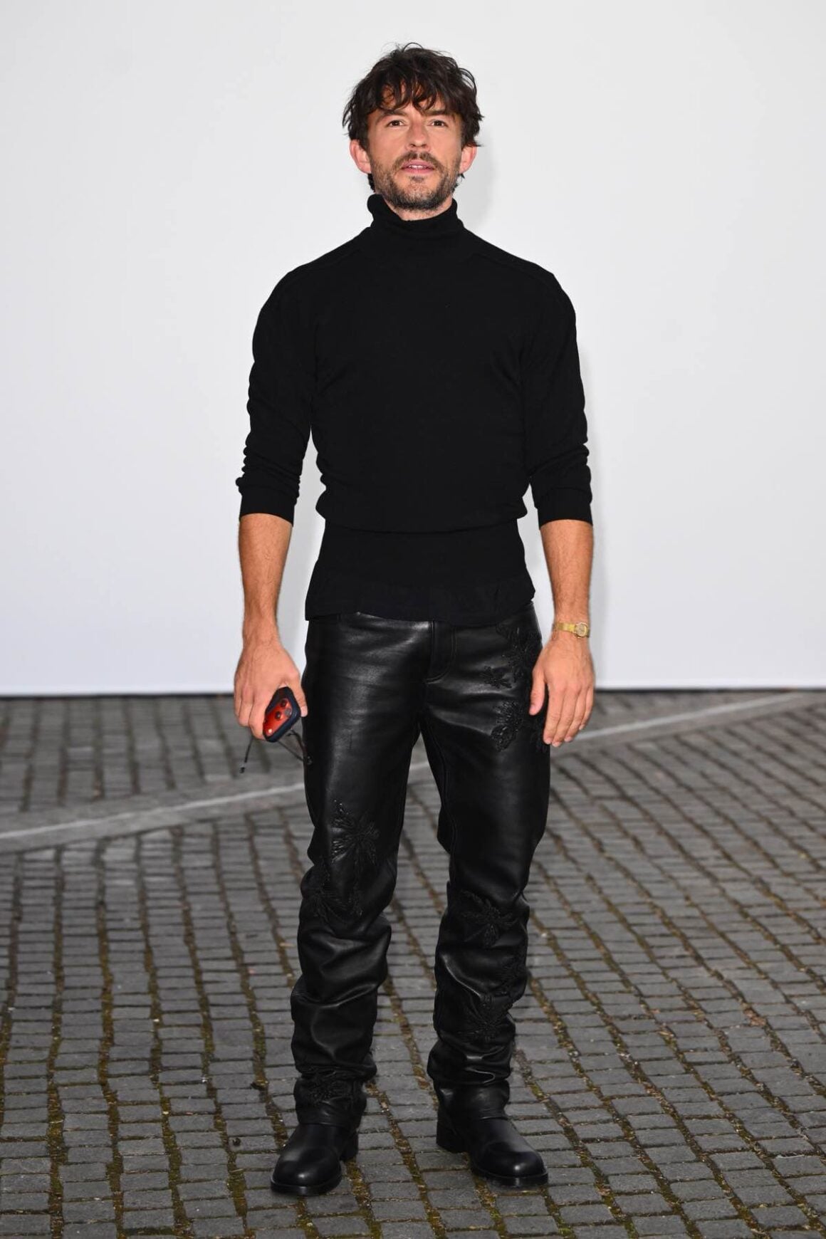Jonathan Bailey's New Hair Style Steals the Burberry Front Row With Curly Bangs, Leather Trousers and Pink Shades 3 Jonathan Bailey