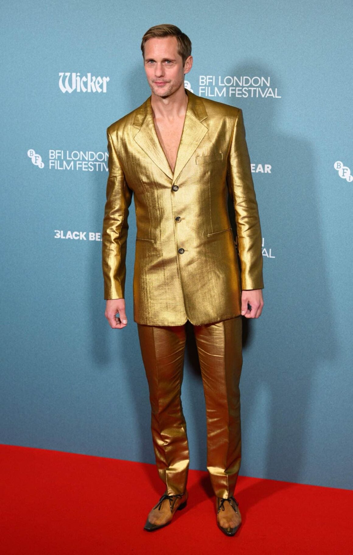 Alexander Skarsgård Wore See-Through Shoes to a Premiere, and the Internet Has Feelings 2 Alexander Skarsgård